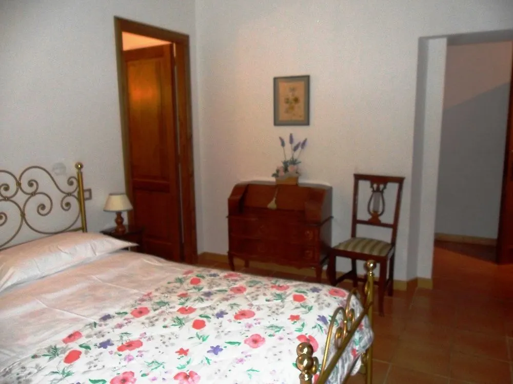 Fullino Nero Rta - Residenza Turistico Alberghiera Siena