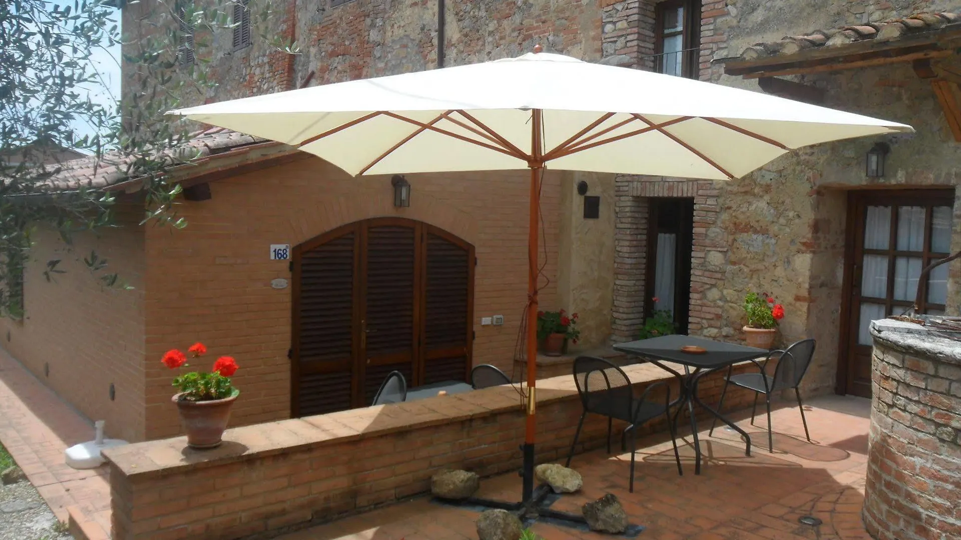 Fullino Nero Rta - Residenza Turistico Alberghiera Siena 0*,