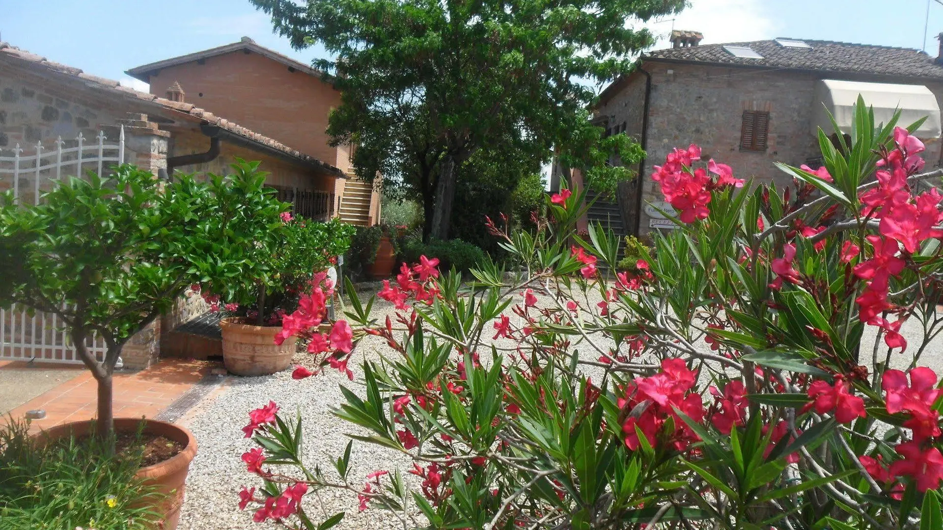 Fullino Nero Rta - Residenza Turistico Alberghiera Siena Country house