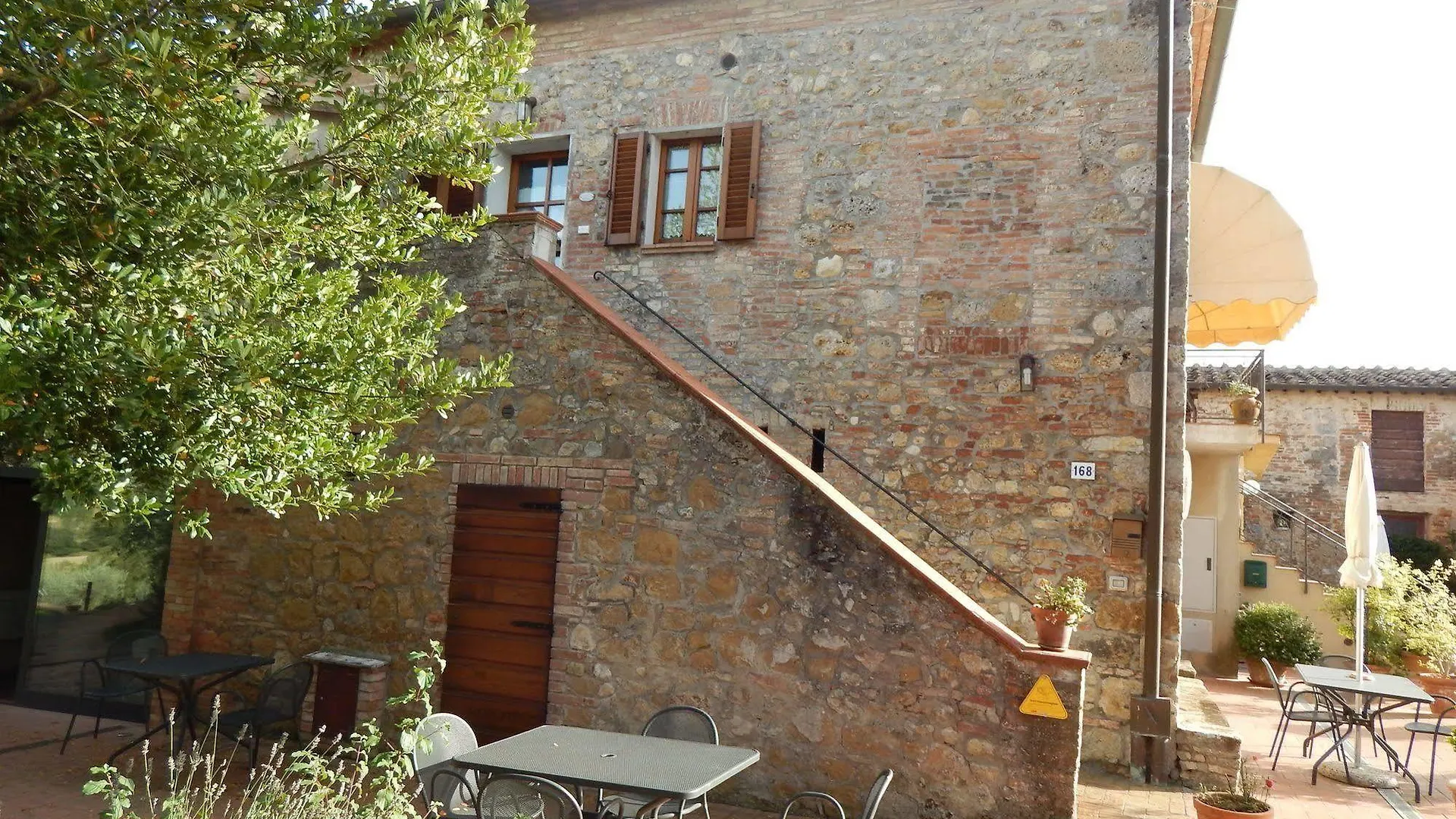 Fullino Nero Rta - Residenza Turistico Alberghiera Siena